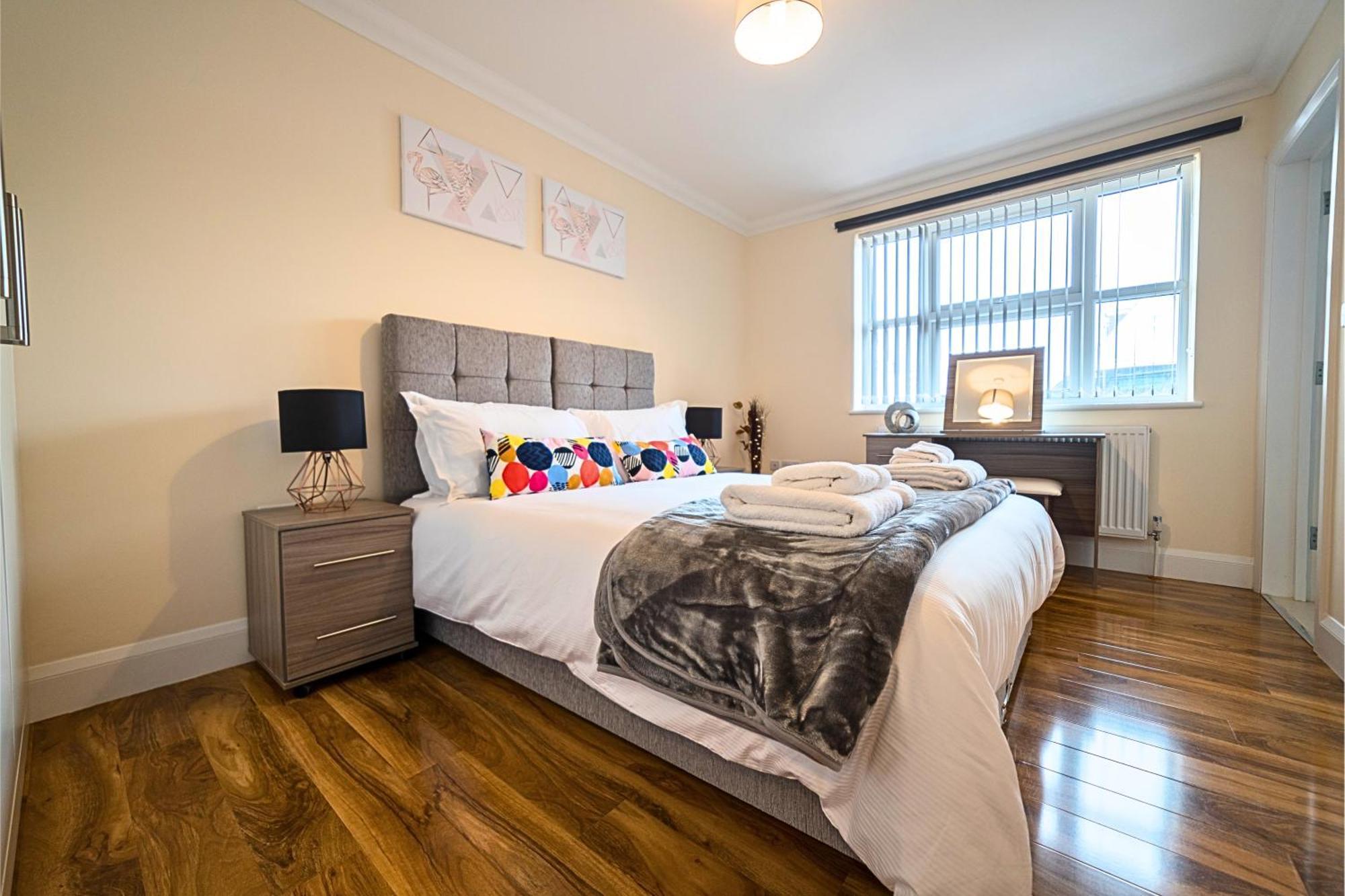 Heathrow Rare Find 2 Bedroom Plus 2 Bathroom Flat - Sleeps 6- Free Parking- Close To Heathrow Terminals-Quiet Development Стэнвэлл Экстерьер фото