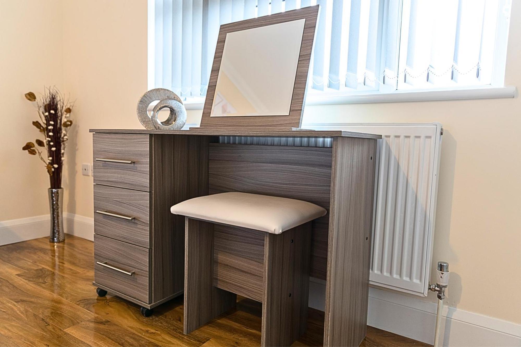Heathrow Rare Find 2 Bedroom Plus 2 Bathroom Flat - Sleeps 6- Free Parking- Close To Heathrow Terminals-Quiet Development Стэнвэлл Экстерьер фото