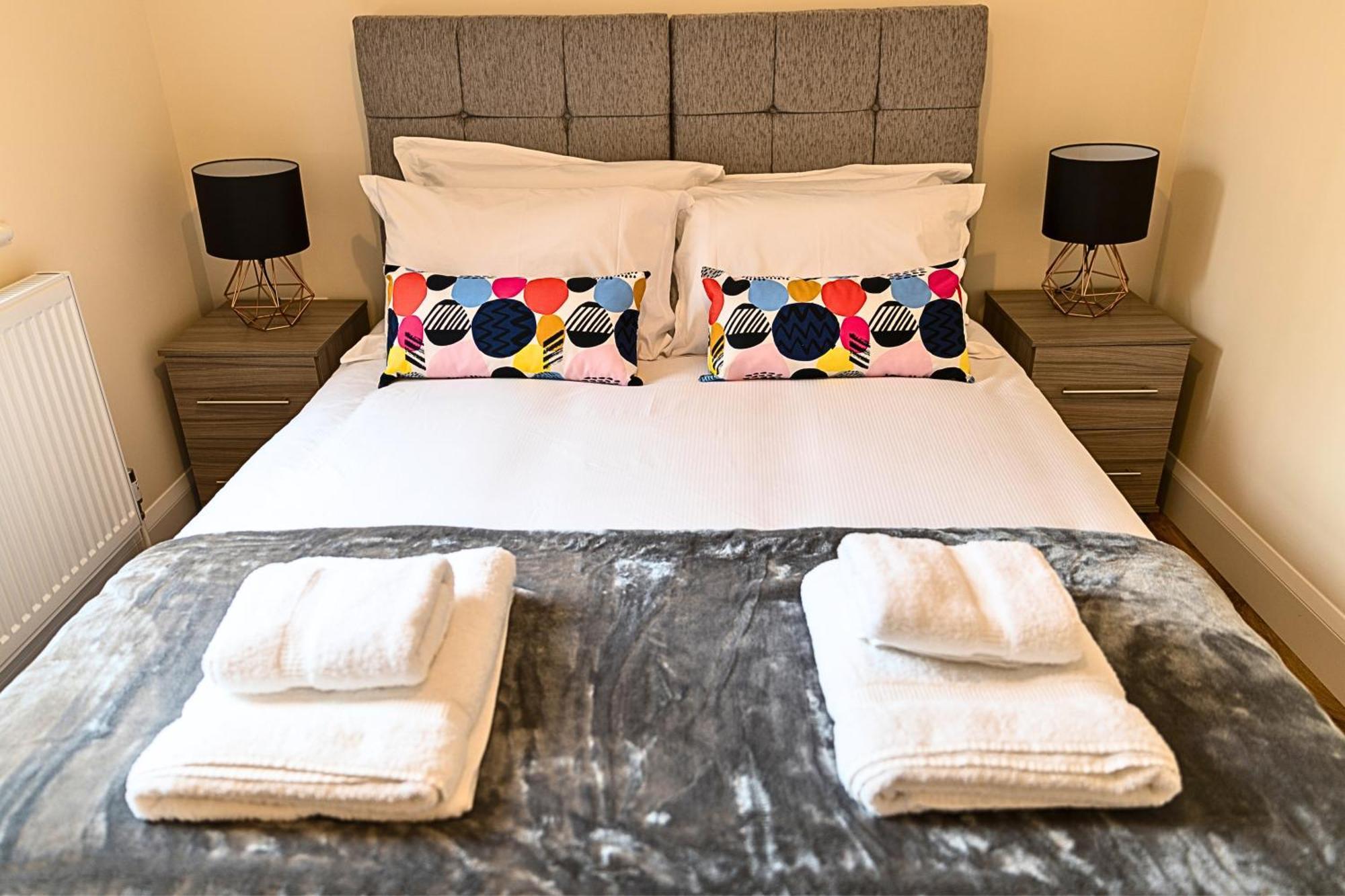 Heathrow Rare Find 2 Bedroom Plus 2 Bathroom Flat - Sleeps 6- Free Parking- Close To Heathrow Terminals-Quiet Development Стэнвэлл Экстерьер фото
