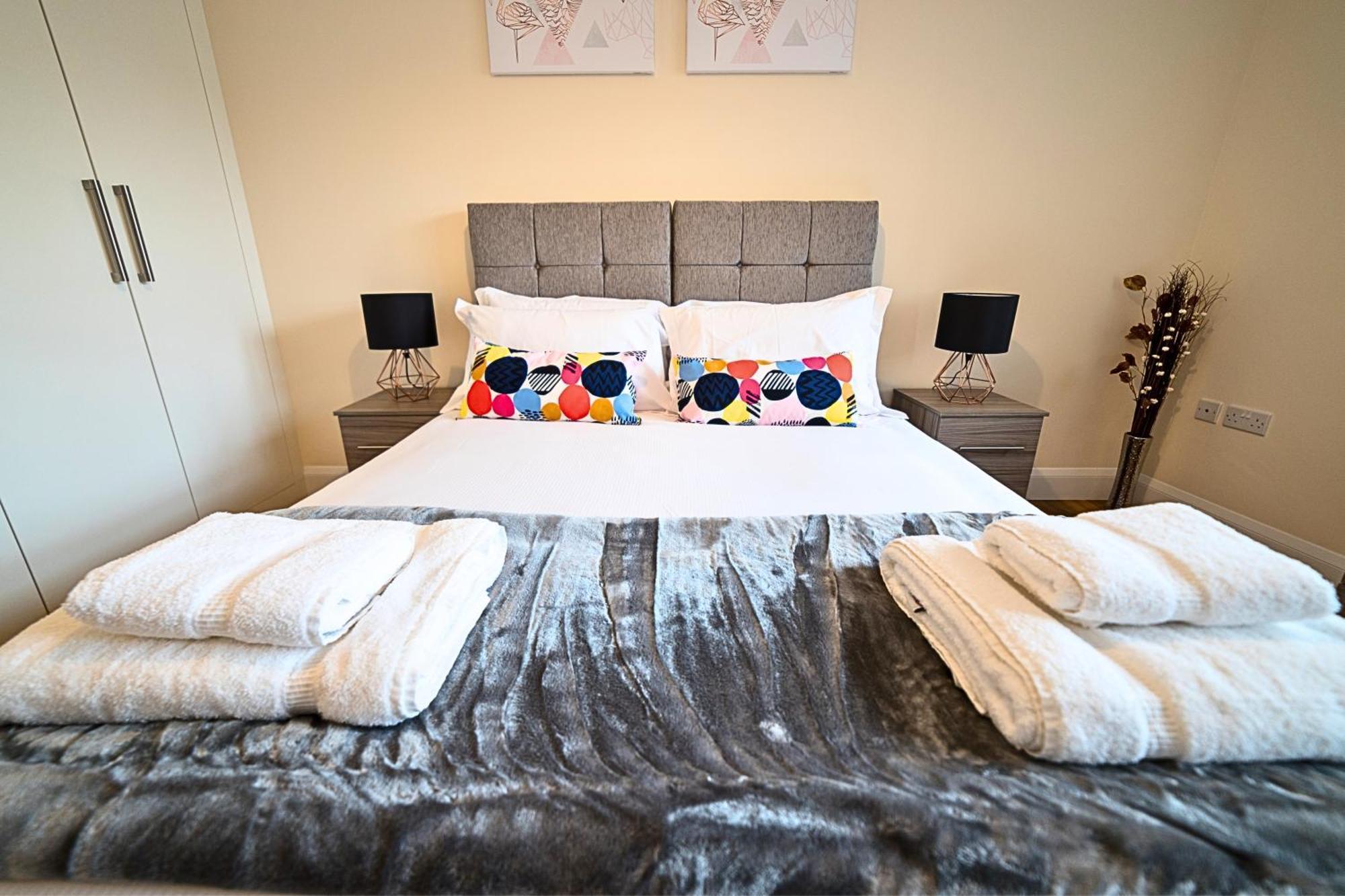 Heathrow Rare Find 2 Bedroom Plus 2 Bathroom Flat - Sleeps 6- Free Parking- Close To Heathrow Terminals-Quiet Development Стэнвэлл Экстерьер фото