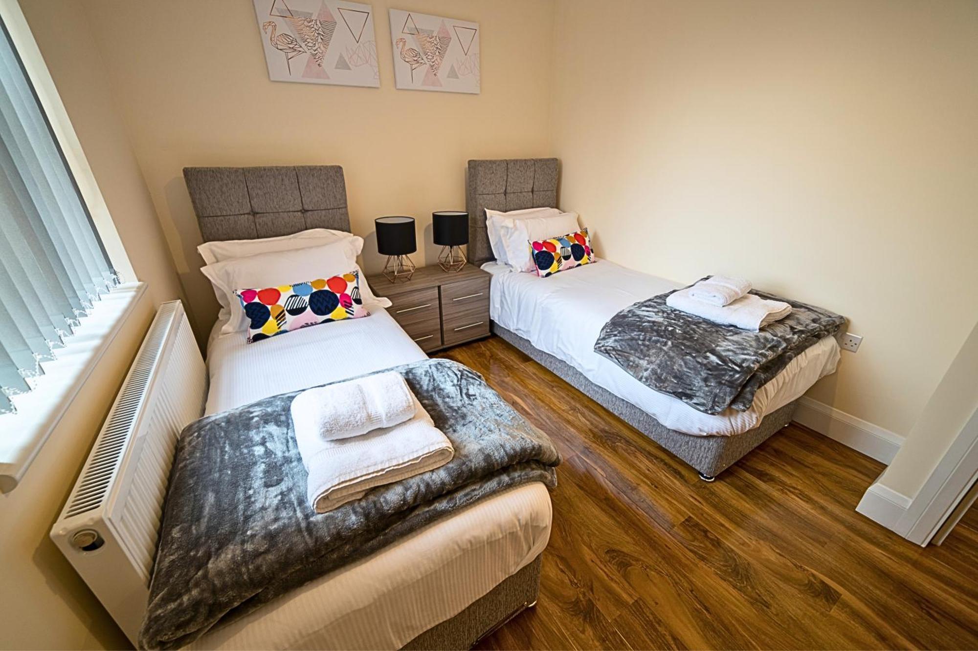 Heathrow Rare Find 2 Bedroom Plus 2 Bathroom Flat - Sleeps 6- Free Parking- Close To Heathrow Terminals-Quiet Development Стэнвэлл Экстерьер фото
