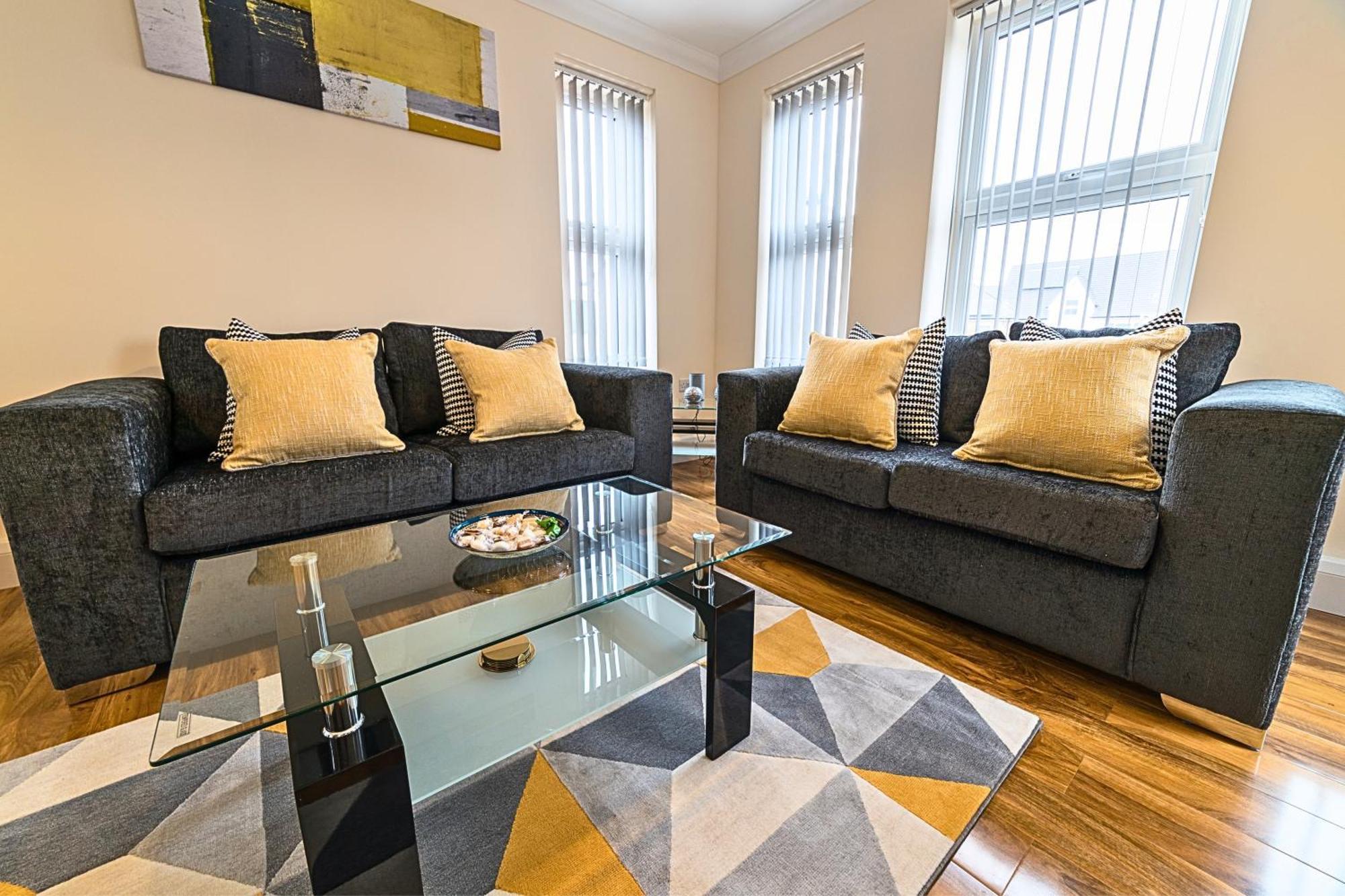 Heathrow Rare Find 2 Bedroom Plus 2 Bathroom Flat - Sleeps 6- Free Parking- Close To Heathrow Terminals-Quiet Development Стэнвэлл Экстерьер фото