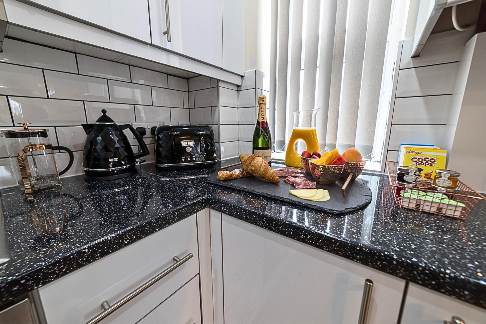 Heathrow Rare Find 2 Bedroom Plus 2 Bathroom Flat - Sleeps 6- Free Parking- Close To Heathrow Terminals-Quiet Development Стэнвэлл Экстерьер фото
