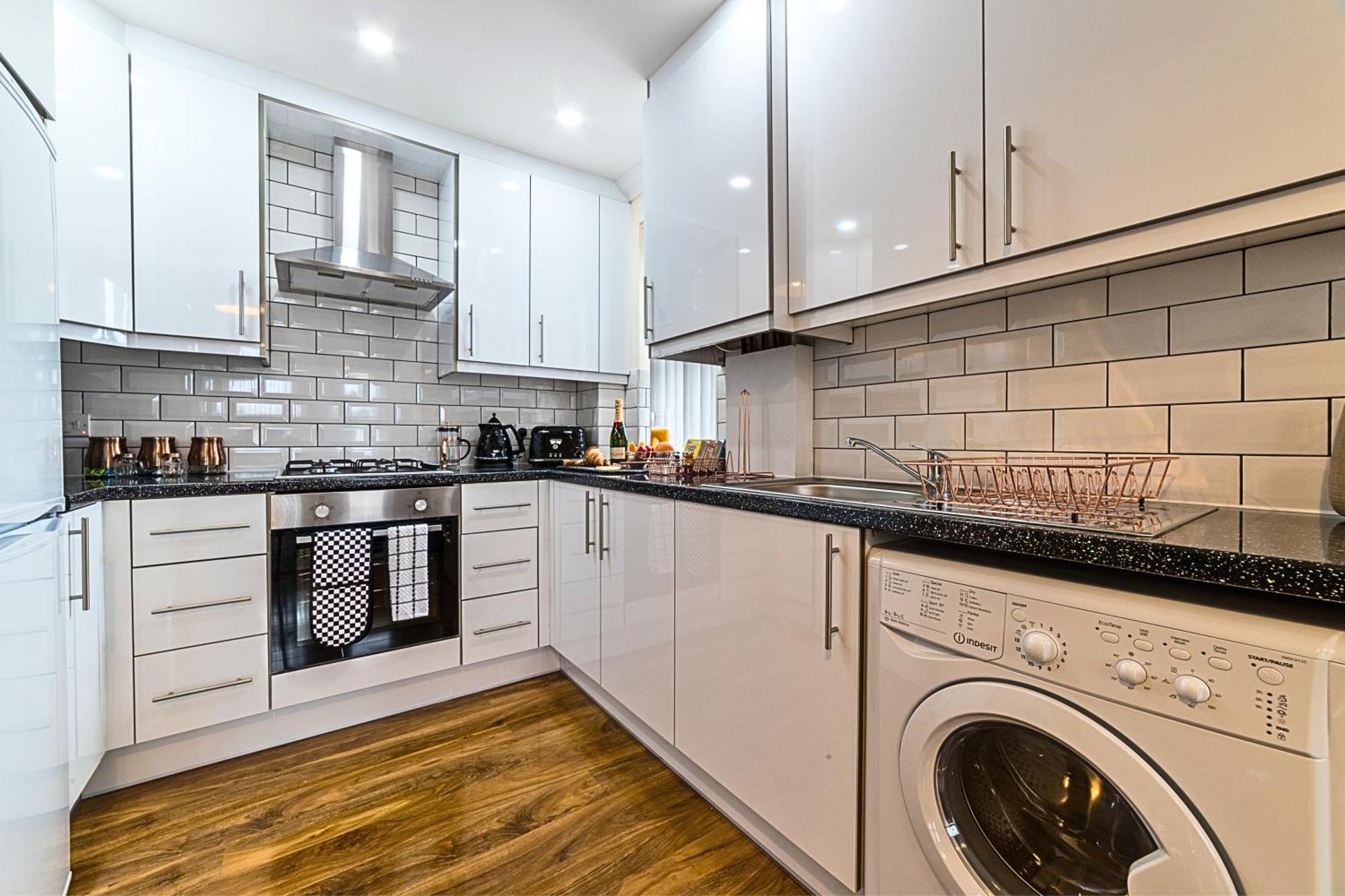 Heathrow Rare Find 2 Bedroom Plus 2 Bathroom Flat - Sleeps 6- Free Parking- Close To Heathrow Terminals-Quiet Development Стэнвэлл Экстерьер фото